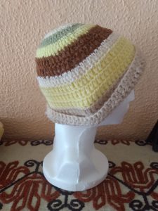 Gorro amarillo con cafe $300