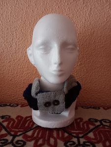 Cuello gris con azul tejido a mano  $300